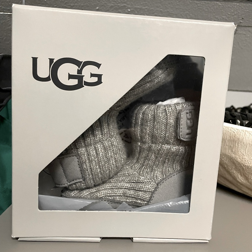 UGGS NWT size 0-1 color Grey